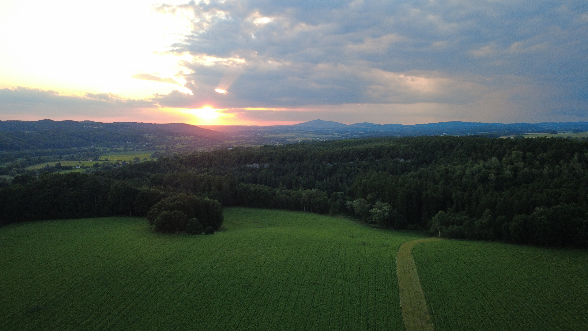 Západ slunce nad krajinou Máchova kraje